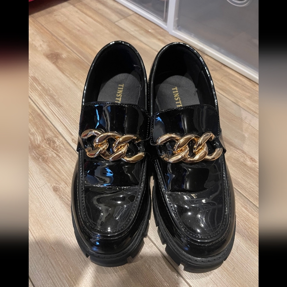Black patent leather loafers with gold chain
